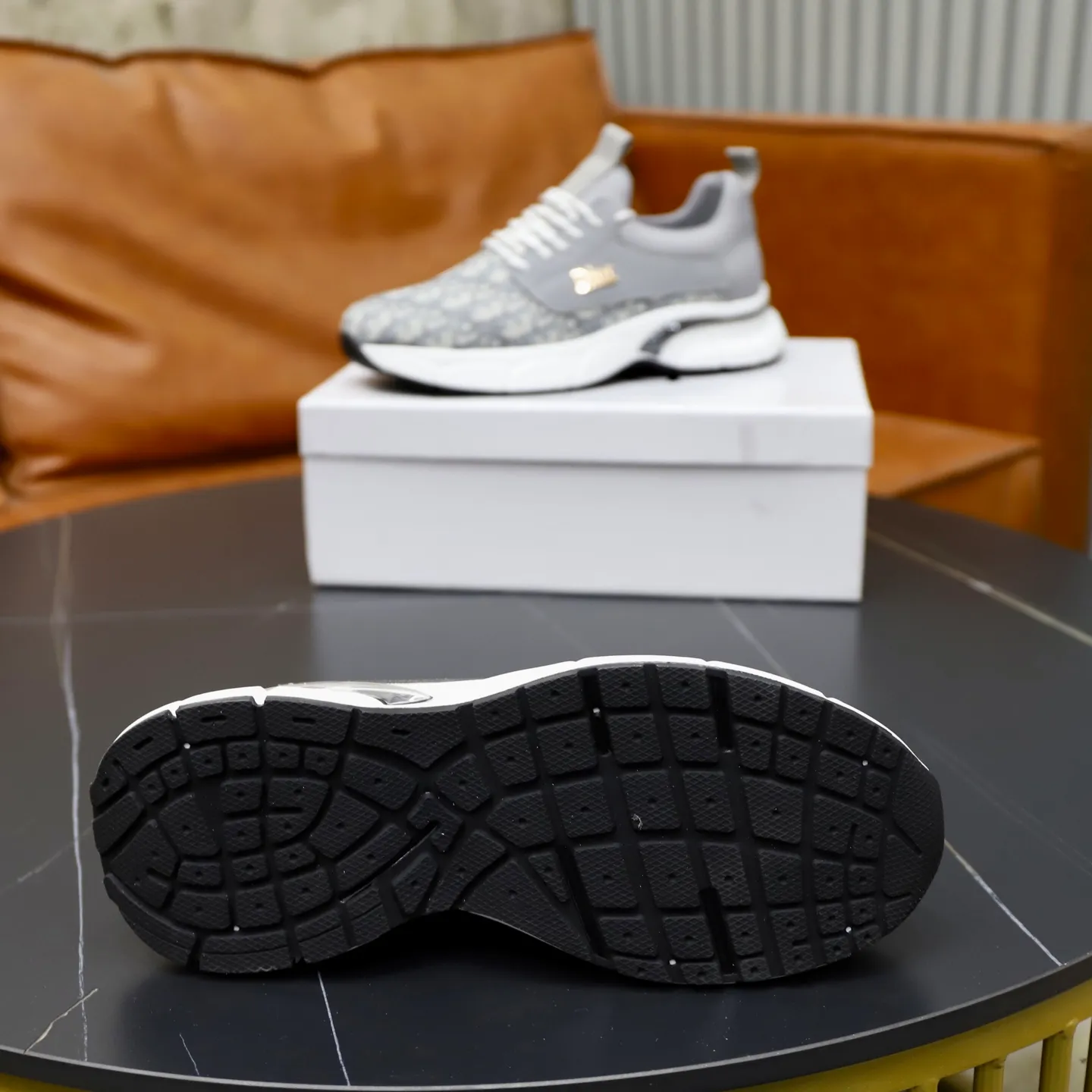 Ex-factory price: 420💰🙅‍♂️🙅‍♂️🙅‍♂️ Brand: Dior Standard code: 38-44 (45 customized) Grade: Same as the official website Material: Original cowhide stitching surface Comfortable and breathable lining Lightweight wear-resistant outsole Style category: Men's fashionable casual shoes Running sneakers Distinguished luxury brand elements Top luxury Color: Actual picture color